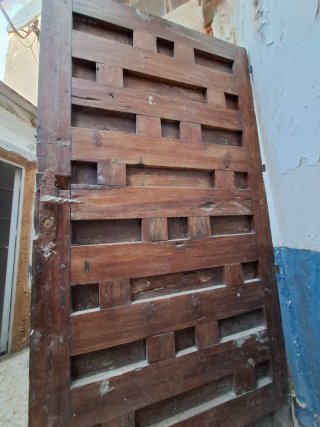 Puerta de madera maciza con diseño en espiga