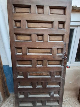 Puerta de madera maciza con diseño en espiga