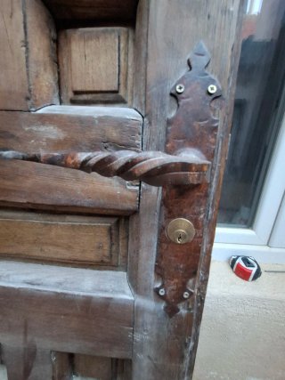 Puerta de madera maciza con diseño en espiga