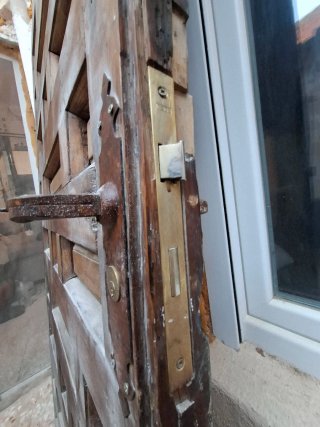 Puerta de madera maciza con diseño en espiga