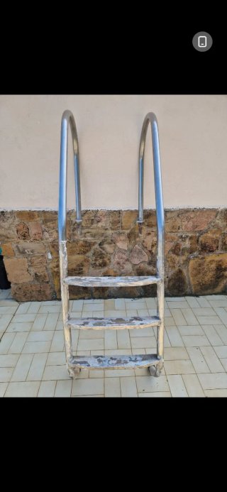 Escalera de piscina metálica