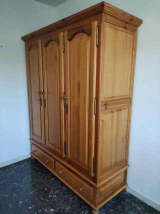 Armario de madera de pino