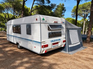 Caravana Adria 4/6 plazas + Accesorios