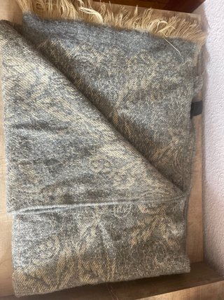 Fular estampado beige y gris