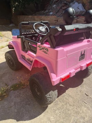 Coche eléctrico 4x4 rosa
