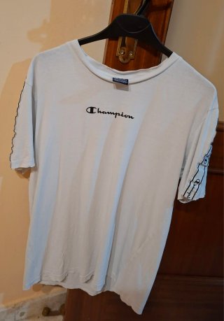 Camiseta Champion Blanca con Logo. Escucho ofertas