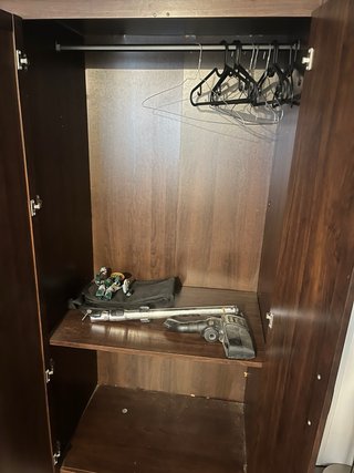 Armario grande de madera con espejo