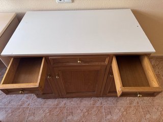 Mueble de madera con cajones y puertas