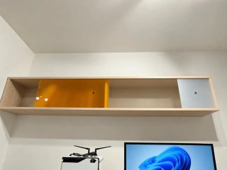 Cama nido con colchones, escritorio y estantería.