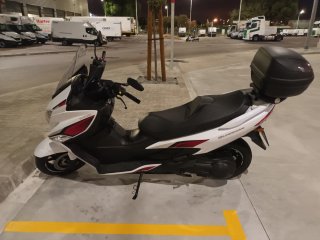 Suzuki Burgman 400 Blanca y Roja