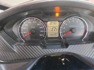 Suzuki Burgman 400 Blanca y Roja