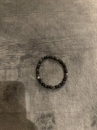 Pulsera de cuentas negra y gris