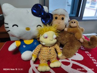 Set de peluches Hello Kitty y monos