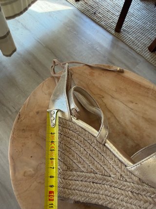 Sandalias UGG doradas cuña esparto.