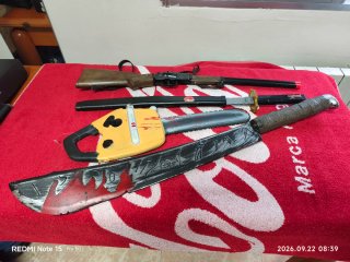 Armas de juguete: escopeta, espada, motosierra