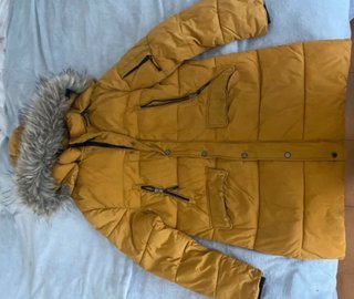 Abrigo Zara amarillo con capucha