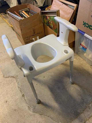 Silla de baño para personas mayores. Regulable