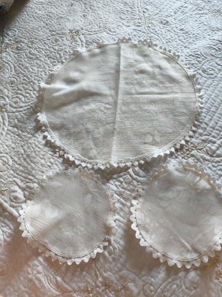 Tapetes de tela blancos