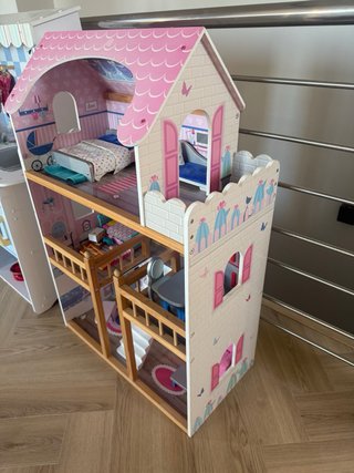 Casita de muñecas rosa y blanca