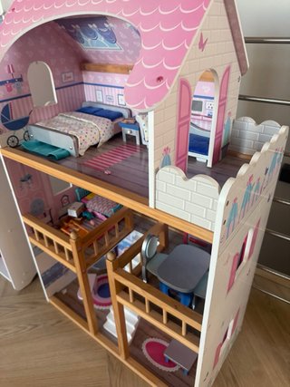 Casita de muñecas rosa y blanca