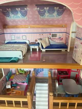 Casita de muñecas rosa y blanca