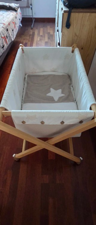 Cuna de bebé de madera con estrellas