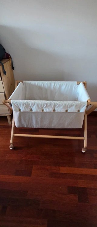 Cuna de bebé de madera con estrellas