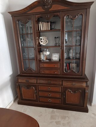 Vitrina de madera y cristal