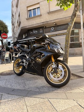 Triumph Daytona 675 Negra y Dorada