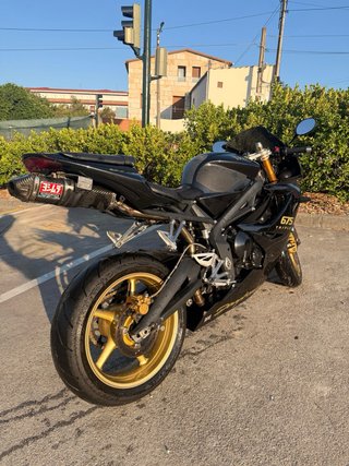 Triumph Daytona 675 Negra y Dorada