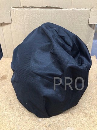 Casco de moto negro con visera