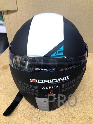 Casco de moto negro con visera