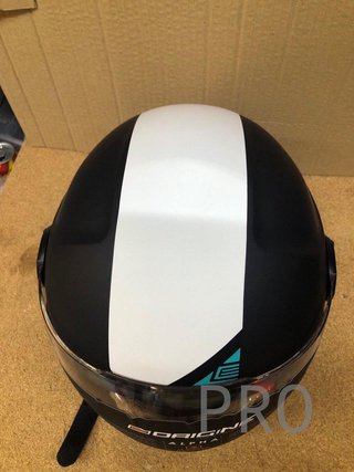 Casco de moto negro con visera