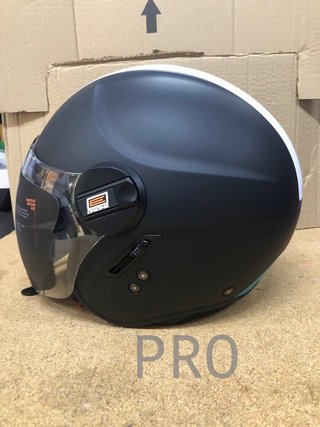 Casco de moto negro con visera