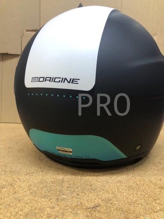 Casco de moto negro con visera
