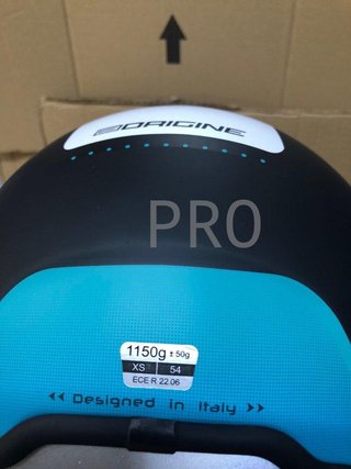 Casco de moto negro con visera