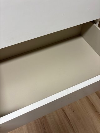 Cómoda de madera blanca