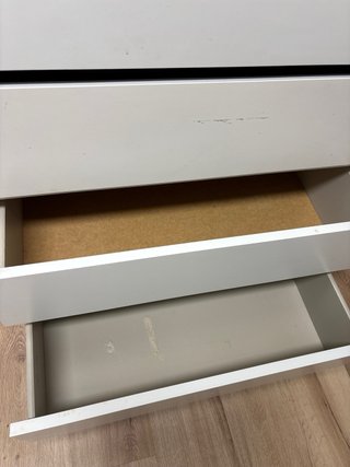 Cómoda de madera blanca