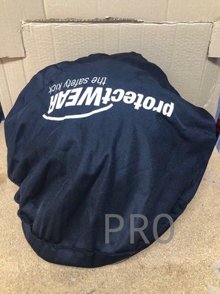 Casco de moto negro con diseño floral