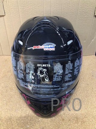 Casco de moto negro con diseño floral