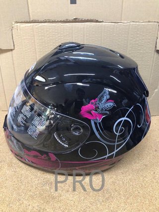 Casco de moto negro con diseño floral