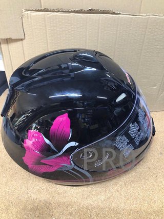 Casco de moto negro con diseño floral