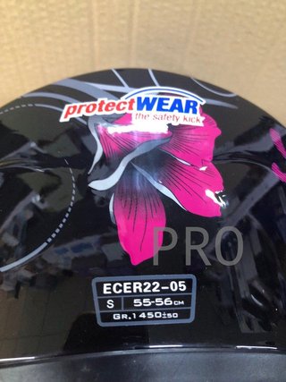 Casco de moto negro con diseño floral