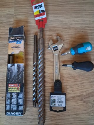 Lote Herramientas: Brocas, Llave y Destornilladore