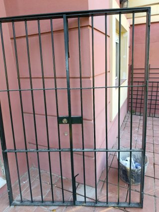 Reja de seguridad metálica negra