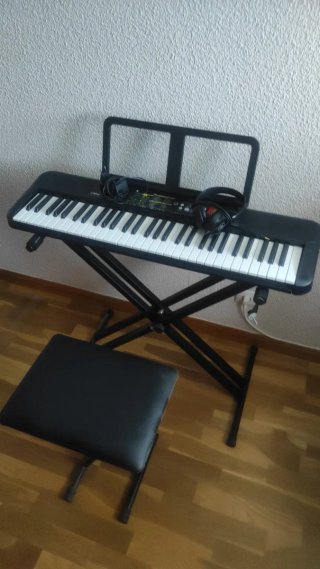 Teclado Yamaha con soporte, silla y cascos