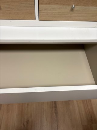 Cómoda de madera con cajones blancos