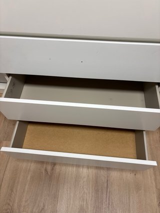 Cómoda de madera con cajones blancos