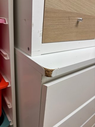 Cómoda de madera con cajones blancos