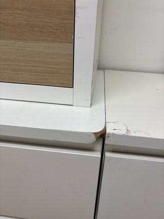 Cómoda de madera con cajones blancos